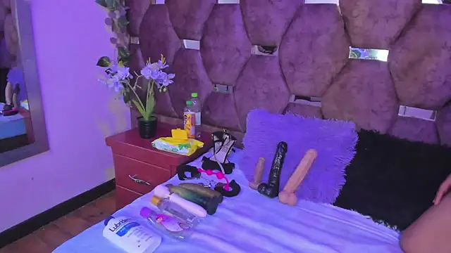 Thiana Taylor online show from 29, 11, 2025