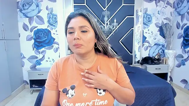 Snapshot of LatinaHoleQueen chatting on 11, 10, 2025 LatinaHoleQueen online show from 11, 10, 2025