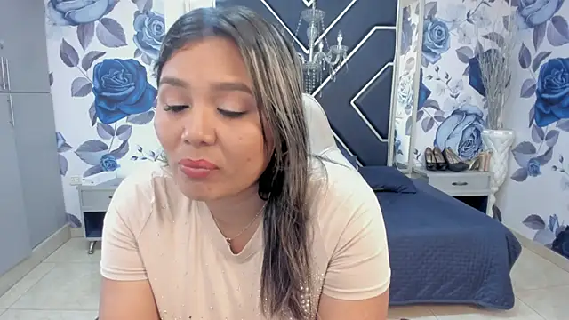 Snapshot of LatinaHoleQueen chatting on 5, 11, 2025 LatinaHoleQueen online show from 5, 11, 2025