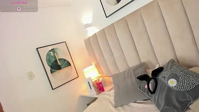 Clhoe Johnson online show from 17, 10, 2025