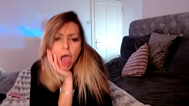 Snapshot of AngeleyesUK chatting on 25, 10, 2025 AngeleyesUK online show from 25, 10, 2025