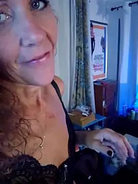 Snapshot of PhynneNicole chatting on 6, 11, 2025 PhynneNicole online show from 6, 11, 2025