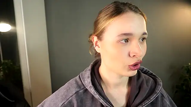 Snapshot of lisa_schiele chatting on 4, 12, 2025 lisa schiele online show from 4, 12, 2025