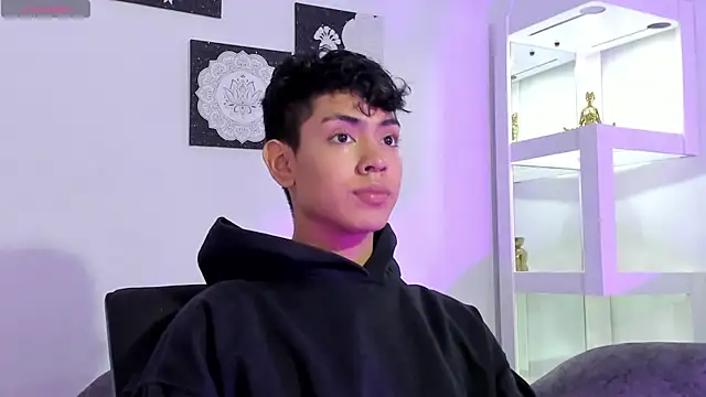 LoganTwink18 online show from 9, 9, 2025