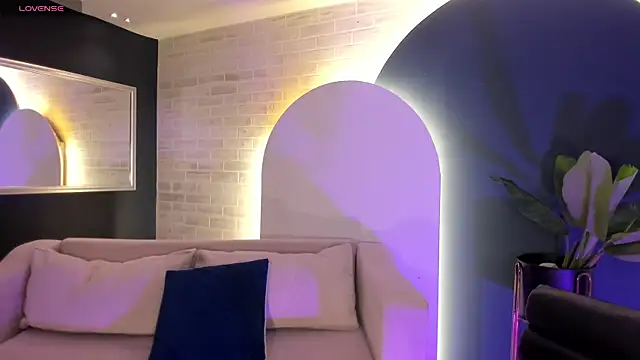 MilaLawrence online show from 17, 4, 2026