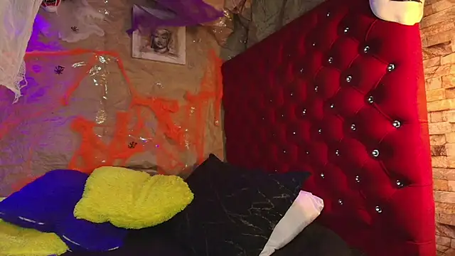 Victoria Thompson1 online show from 5, 11, 2025