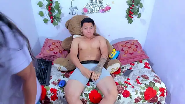 Snapshot of NataliaAndJulliam chatting on 5, 11, 2025 NataliaAndJulliam online show from 5, 11, 2025