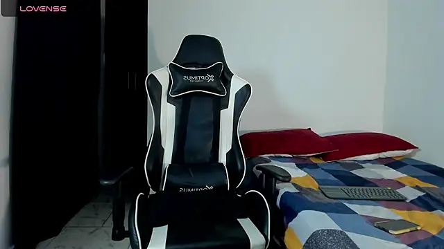 Snapshot of bryan_mugn chatting on 30, 11, 2025 bryan mugn online show from 30, 11, 2025