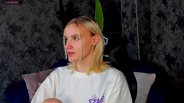 Snapshot of Carolin_Miller chatting on 13, 10, 2025 Carolin Miller online show from 13, 10, 2025