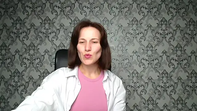 Kelly Kisss online show from 8, 11, 2025