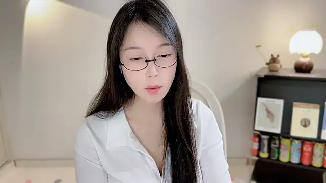 Snapshot of Onechestnut chatting on 5, 4, 2026 Onechestnut online show from 5, 4, 2026