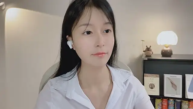 Snapshot of Onechestnut chatting on 24, 4, 2026 Onechestnut online show from 24, 4, 2026