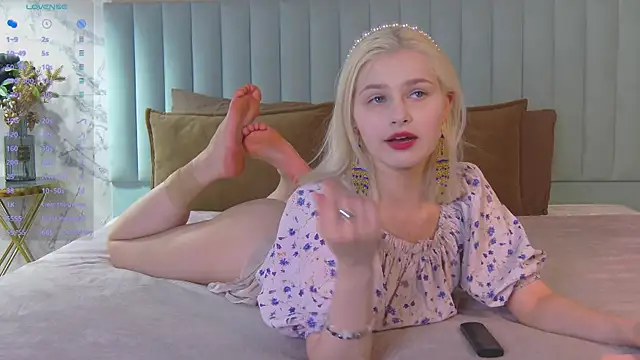 Snapshot of SandyShayes chatting on 5, 7, 2026 SandyShayes online show from 5, 7, 2026