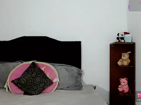 Snapshot of x_isabella_x chatting on 5, 12, 2025 x isabella x online show from 5, 12, 2025