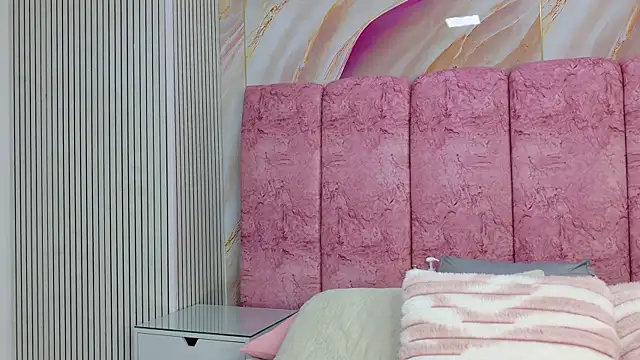 emmacurvy online show from 12, 4, 2026