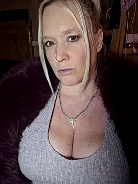 Bouncy-Bella28X online show from 17, 12, 2025