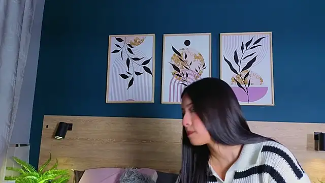 SarahMiler  online show from 17, 11, 2025