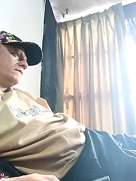Snapshot of leon8013A chatting on 12, 11, 2025 leon8013A online show from 12, 11, 2025