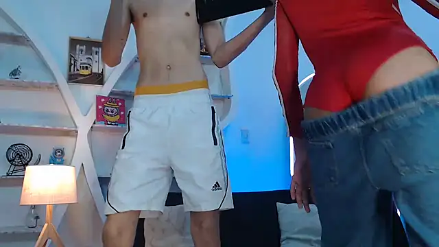 Snapshot of TWINKS_FRIENDS chatting on 10, 9, 2025 TWINKS FRIENDS online show from 10, 9, 2025