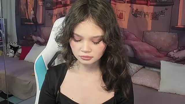 Snapshot of EmilyChaves chatting on 18, 11, 2025 EmilyChaves online show from 18, 11, 2025