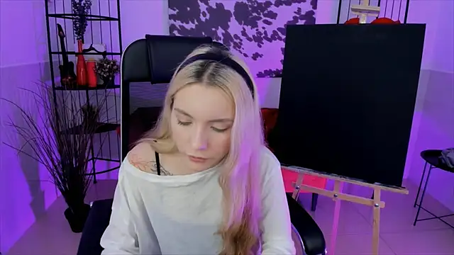 AuroraWrenfield online show from 2, 10, 2025