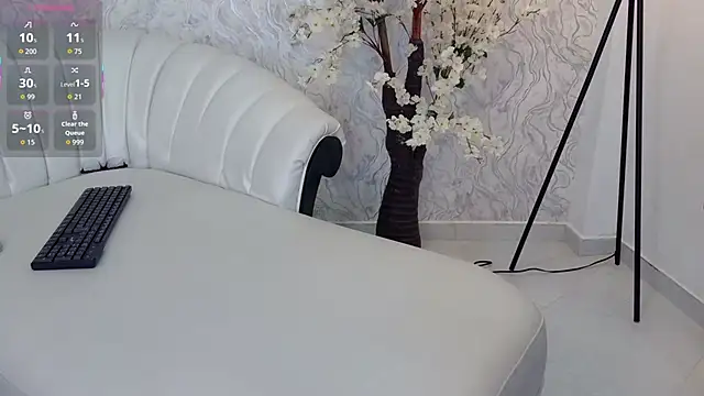 Snapshot of aura_sanders1 chatting on 5, 12, 2025 aura sanders1 online show from 5, 12, 2025