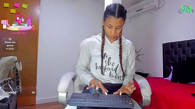 Snapshot of ivi_lopez chatting on 8, 10, 2025 ivi lopez online show from 8, 10, 2025
