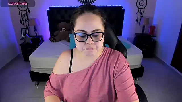 Snapshot of LolaVillalobos chatting on 4, 7, 2026 LolaVillalobos online show from 4, 7, 2026