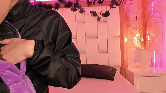 Snapshot of Daphne_And_Roger chatting on 4, 2, 2026 Daphne And Roger online show from 4, 2, 2026