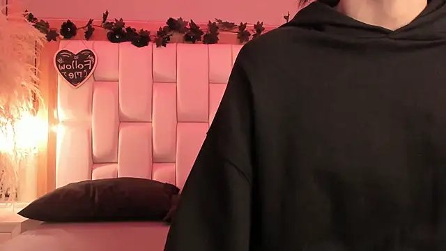 Snapshot of Daphne_And_Roger chatting on 11, 2, 2026 Daphne And Roger online show from 11, 2, 2026