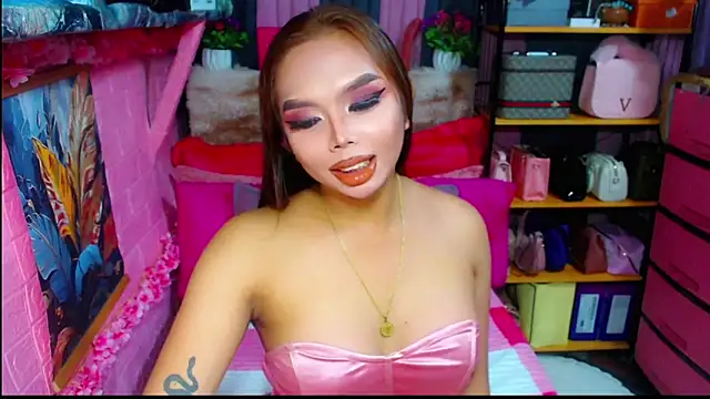 Snapshot of MoniqueCeleste chatting on 8, 10, 2025 MoniqueCeleste online show from 8, 10, 2025