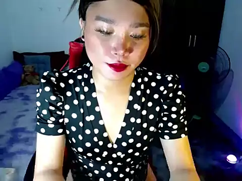 Urassiansweetcummer online show from 13, 4, 2026