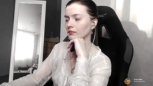 Snapshot of cute_elfy_ chatting on 8, 10, 2025 cute elfy online show from 8, 10, 2025