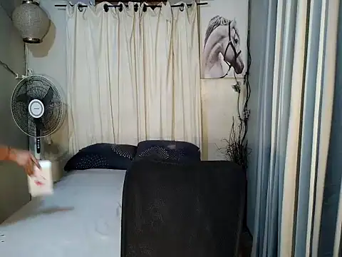 holly bitch online show from 10, 7, 2026