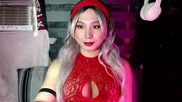 UrhotlucyTS online show from 4, 10, 2025