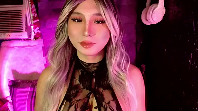 UrhotlucyTS online show from 7, 11, 2025