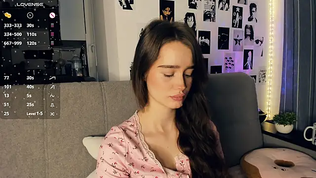 Snapshot of lovelyalivia chatting on 16, 12, 2025 lovelyalivia online show from 16, 12, 2025