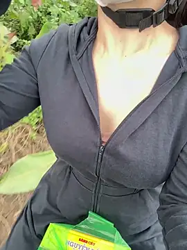 Snapshot of Meii-meyy chatting on 12, 3, 2026 Meii-meyy online show from 12, 3, 2026