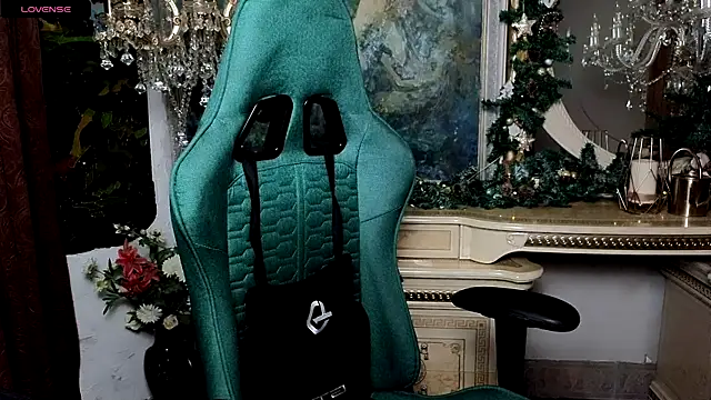 Snapshot of LaraBenson_ chatting on 17, 12, 2025 LaraBenson online show from 17, 12, 2025