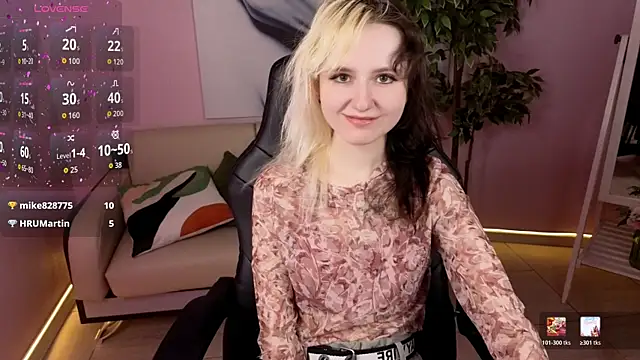Snapshot of girl_next_doorr chatting on 17, 5, 2026 girl next doorr online show from 17, 5, 2026