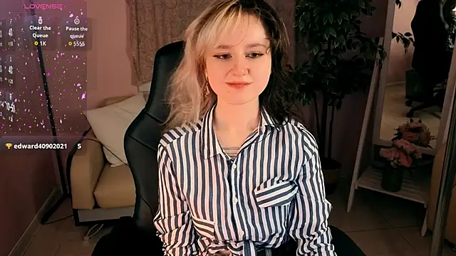 Snapshot of girl_next_doorr chatting on 10, 7, 2026 girl next doorr online show from 10, 7, 2026