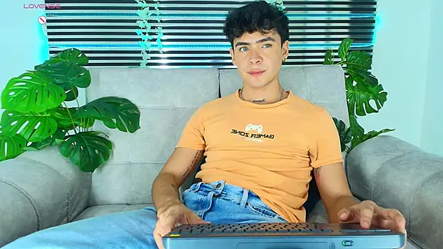 CamiiGuzmanX online show from 18, 4, 2026