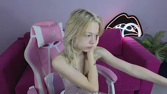 MillaHolt online show from 16, 9, 2025