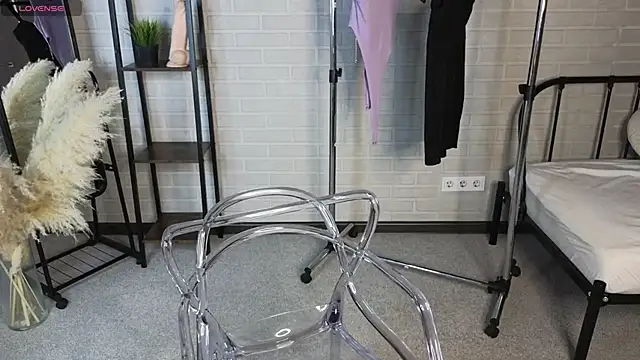 MillaHolt online show from 1, 10, 2025