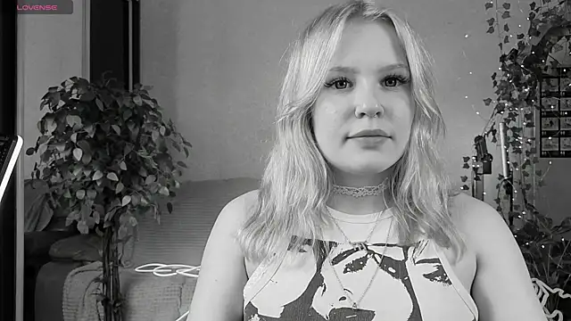 Snapshot of Mila_Lioness chatting on 8, 10, 2025 Mila Lioness online show from 8, 10, 2025
