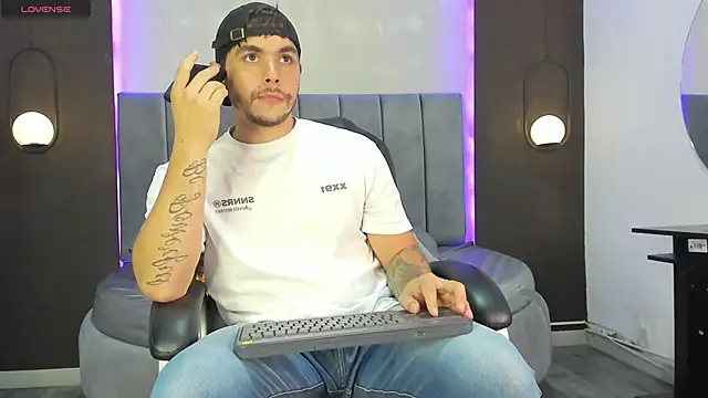 Liam walk  online show from 14, 11, 2025