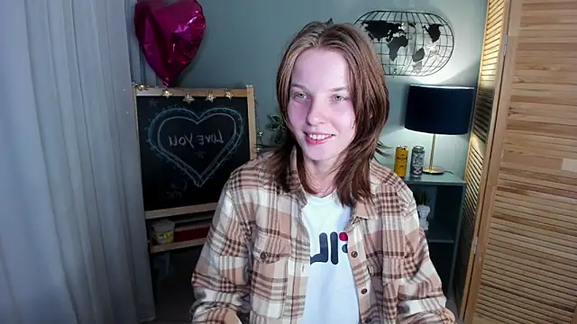 Snapshot of Madelaineses chatting on 4, 10, 2025 Madelaineses online show from 4, 10, 2025