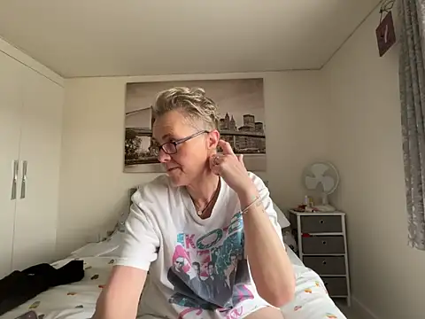 Snapshot of Curvy-Jinx chatting on 17, 4, 2026 Curvy-Jinx online show from 17, 4, 2026