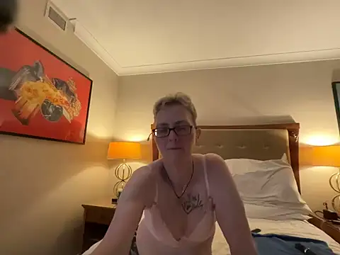 Snapshot of Curvy-Jinx chatting on 18, 4, 2026 Curvy-Jinx online show from 18, 4, 2026