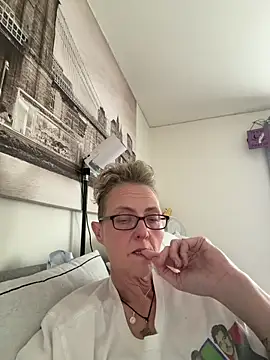 Snapshot of Curvy-Jinx chatting on 5, 5, 2026 Curvy-Jinx online show from 5, 5, 2026